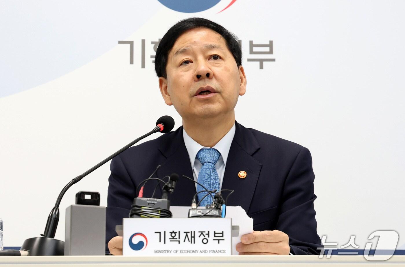 구윤철 경제부총리 겸 기획재정부 장관이 26일 세종시 정부세종청사 기자실에서 출입기자단 기자 간담회를 열고 외환시장 등 최근 경제상황 관련 내용을 설명하고 있다. 2025.11.26/뉴스1 ⓒ News1 김기남 기자