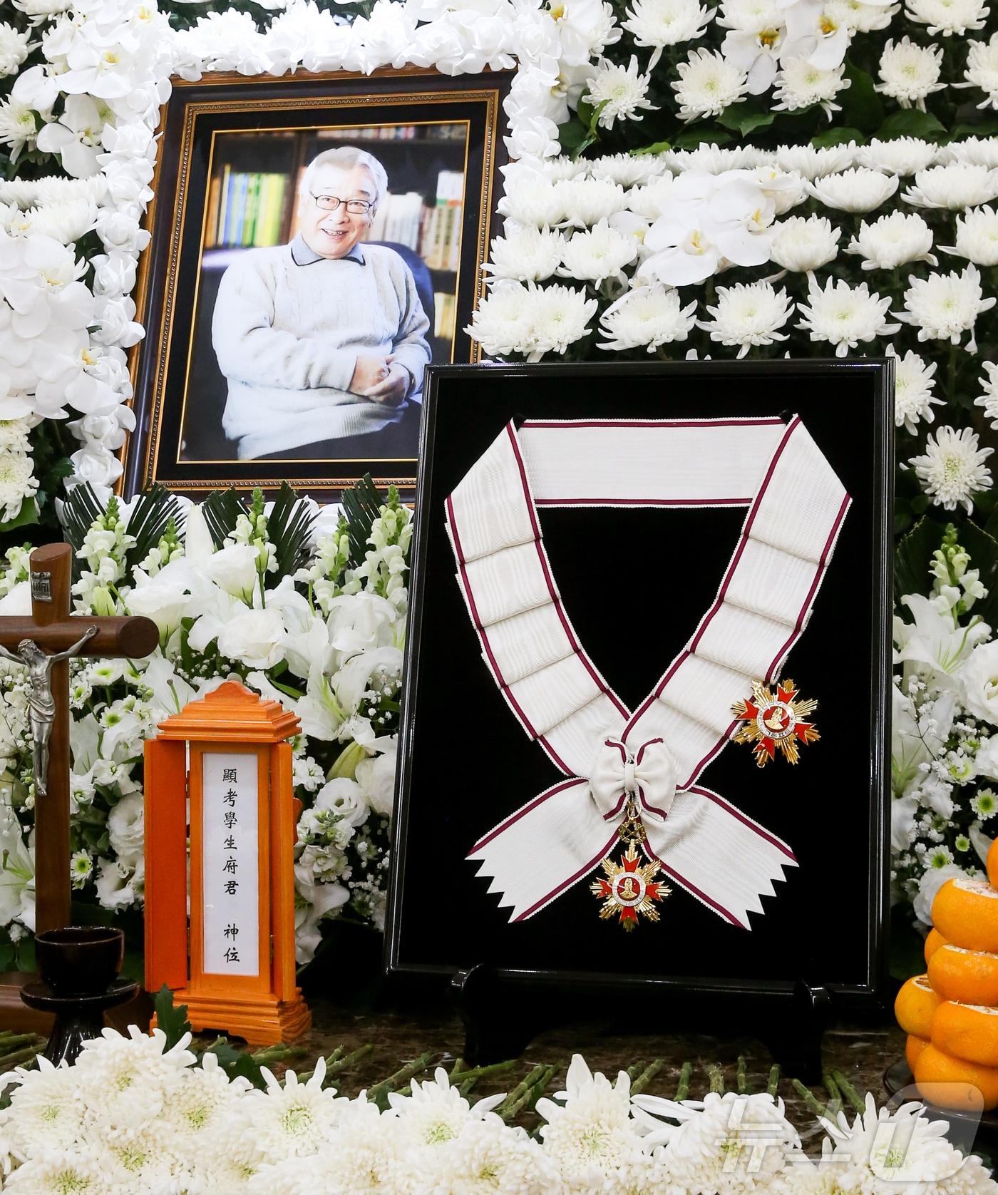 본문 이미지 - 향년 91세를 일기로 별세한 원로 배우 겸 이순재 전 국회의원의 빈소가 지난 25일 서울아산병원 장례식장에 마련된 가운데 정부가 故 이순재 씨에게 추서한 금관문화훈장이 빈소에 놓여있다. 2025.11.26/뉴스1 ⓒ News1 사진공동취재단