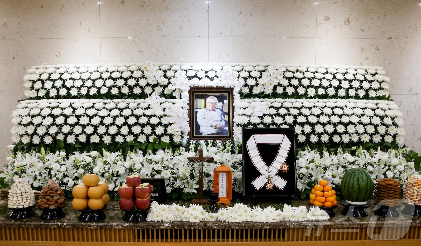 본문 이미지 - 향년 91세를 일기로 별세한 원로 배우 겸 이순재 전 국회의원의 빈소가 지난 25일 서울아산병원 장례식장에 마련된 가운데 정부가 故 이순재 씨에게 추서한 금관문화훈장이 빈소에 놓여있다. 2025.11.26/뉴스1 ⓒ News1 사진공동취재단