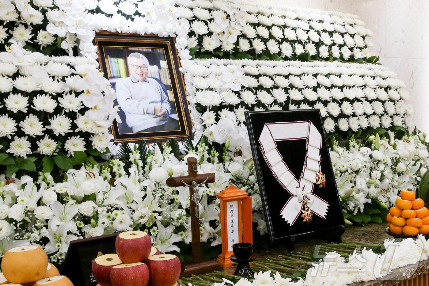 향년 91세를 일기로 별세한 원로 배우 겸 이순재 전 국회의원의 빈소가 지난 25일 서울아산병원 장례식장에 마련된 가운데 정부가 故 이순재 씨에게 추서한 금관문화훈장이 빈소에 놓여있다. 2025.11.26/뉴스1 ⓒ News1 사진공동취재단