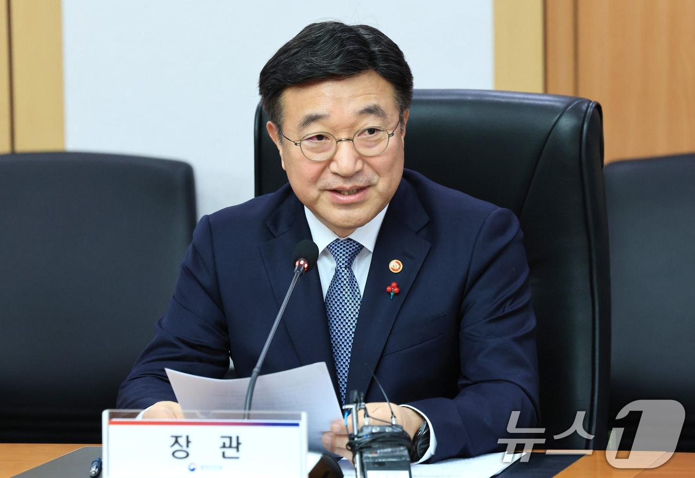 윤호중 행정안전부 장관이 26일 서울 종로구 정부서울청사에서 열린 국가재난관리 물류기업 지정서 수여식에서 모두발언을 하고 있다. 2025.11.26/뉴스1 ⓒ News1 임세영 기자