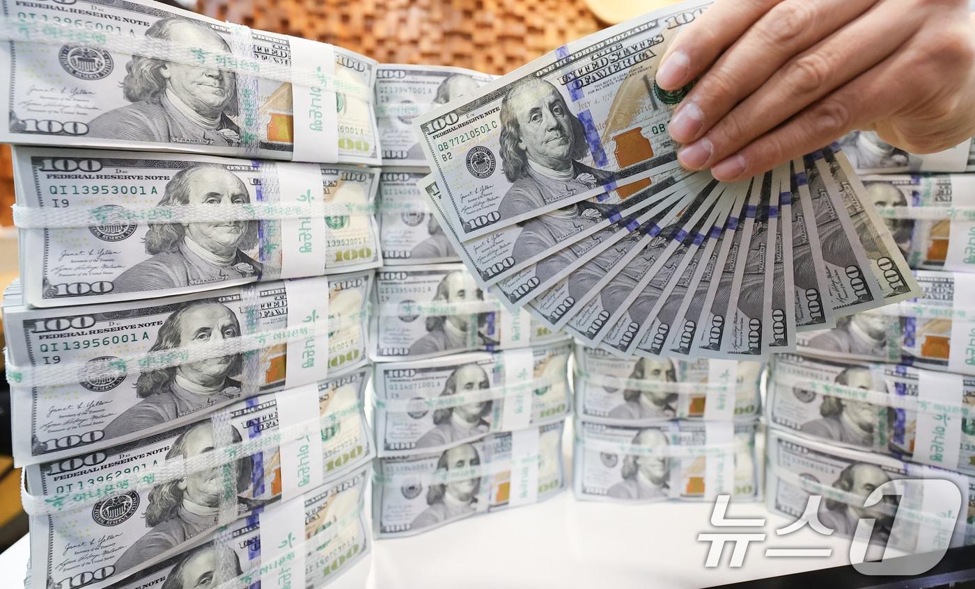  26일 서울 중구 하나은행 위변조대응센터에서 직원이 달러화를 정리하는 모습. 2025.11.26/뉴스1 ⓒ News1 허경 기자