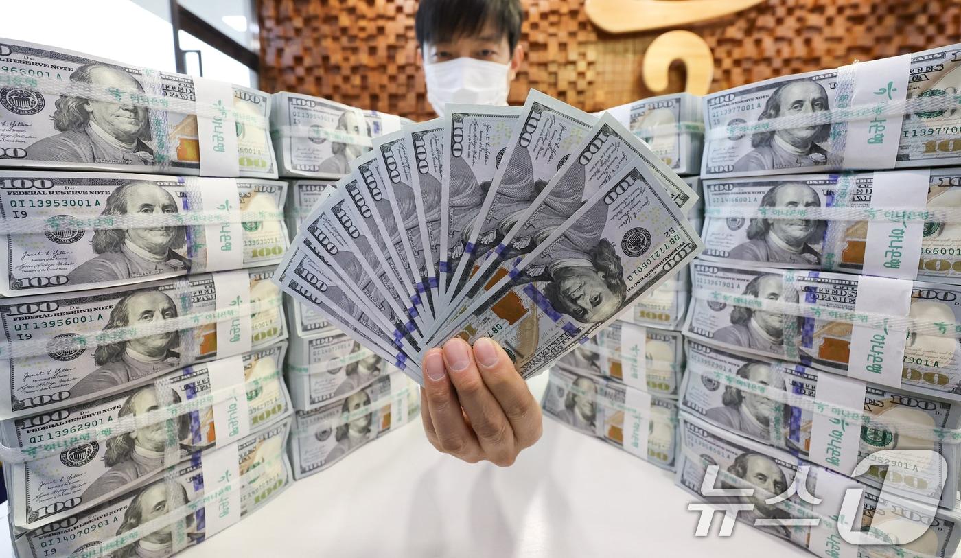 서울 중구 하나은행 위변조대응센터에서 직원이 달러화를 정리하는 모습. 2025.11.26/뉴스1 ⓒ News1 허경 기자