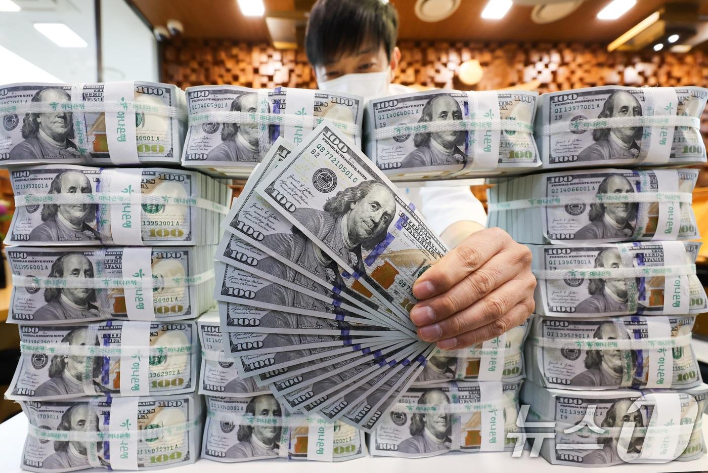  26일 서울 중구 하나은행 위변조대응센터에서 직원이 달러화를 정리하는 모습. 2025.11.26/뉴스1 ⓒ News1 허경 기자