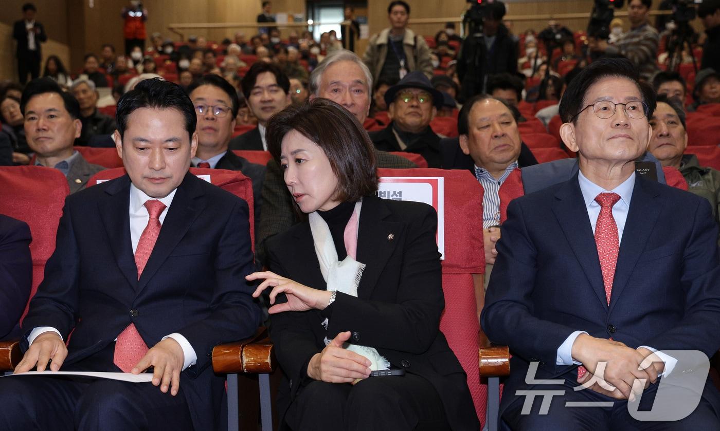 본문 이미지 - 장동혁 국민의힘 대표와 나경원 의원이 2025년 11월 26일 서울 여의도 국회 의원회관에서 열린 '독립외교 40년 : 이승만의 외로운 투쟁' 시사회에서 대화하고 있다. 오른쪽은 김문수 전 고용노동부 장관. 2025.11.26 ⓒ 뉴스1 신웅수 기자