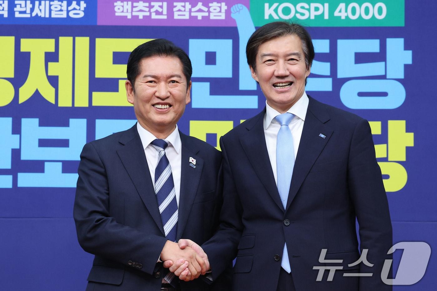 본문 이미지 - 정청래 더불어민주당 대표가 지난해 11월 26일 서울 여의도 국회에서 조국 조국혁신당 대표를 접견하고 있다. 2025.11.26/뉴스1 ⓒ News1 신웅수 기자