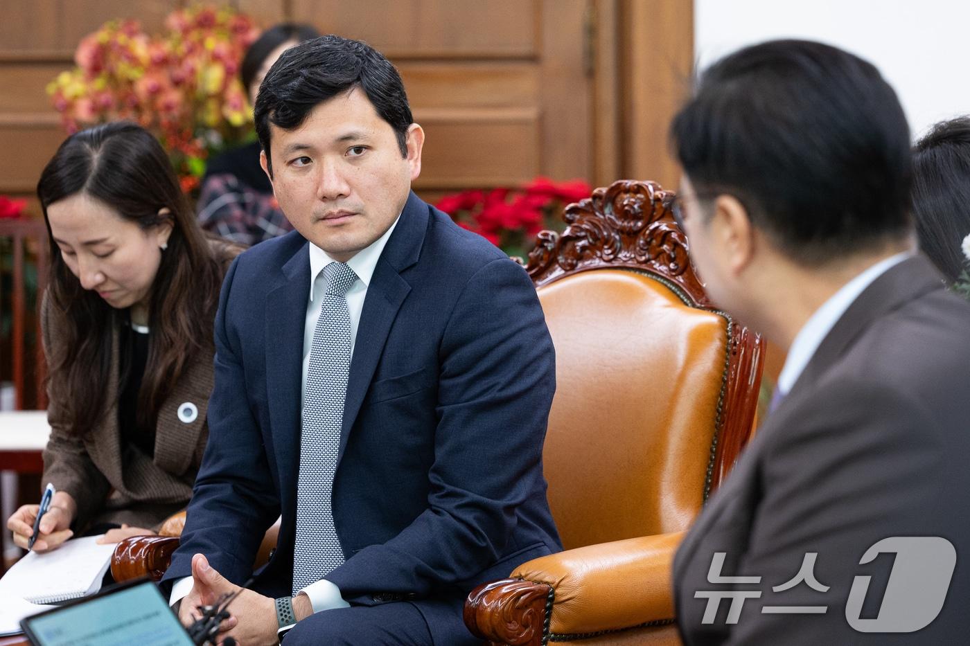 케빈 김 주한미국대사대리가 지난달 26일 서울 여의도 국회에서 우원식 국회의장을 예방하고 있다. 2025.11.26/뉴스1 ⓒ News1 유승관 기자