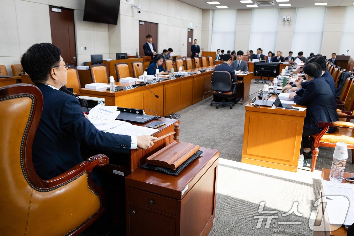 서범수 국회 행정안전위원회 법안심사제2소위원장이 26일 서울 여의도 국회에서 열린 제429회 국회&#40;정기회&#41; 행정안전위원회 제3차 법안심사제2소위원회에서 의사봉을 두드리고 있다. 2025.11.26/뉴스1 ⓒ News1 유승관 기자