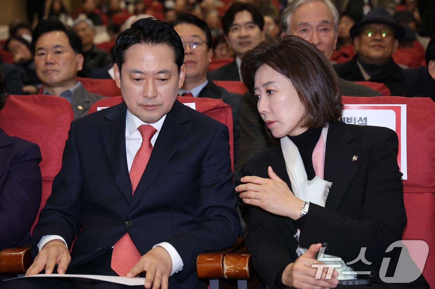 본문 이미지 - 장동혁 국민의힘 대표와 나경원 의원이 26일 서울 여의도 국회 의원회관에서 열린 '독립외교 40년 : 이승만의 외로운 투쟁' 시사회에서 대화하고 있다. 2025.11.26 ⓒ 뉴스1 신웅수 기자