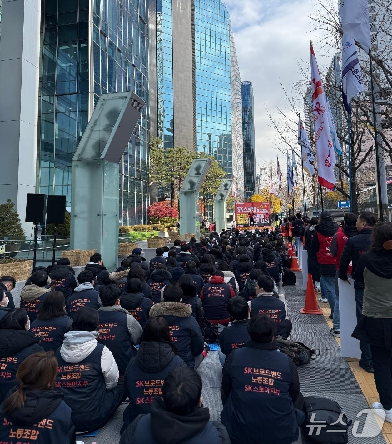 본문 이미지 - 26일 서울 중구 SK텔레콤 본사 앞에서 SK브로드밴드 노조 SK스토아 지부 조합원 100여 명이 모인 가운데 회사 매각 반대 집회가 열리고 있다.