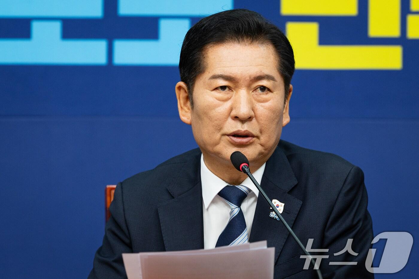 정청래 더불어민주당 대표가 26일 서울 여의도 국회에서 열린 최고위원회의에서 모두 발언을 하고 있다. 2025.11.26/뉴스1 ⓒ News1 유승관 기자