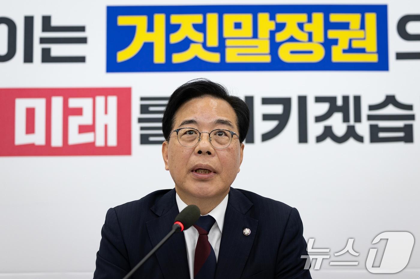 송언석 국민의힘 원내대표가 26일 서울 여의도 국회에서 중진 의원들과 비공개 회동을 마친 후 현안 관련 긴급 기자간담회를 하고 있다. 2025.11.26/뉴스1 ⓒ News1 유승관 기자