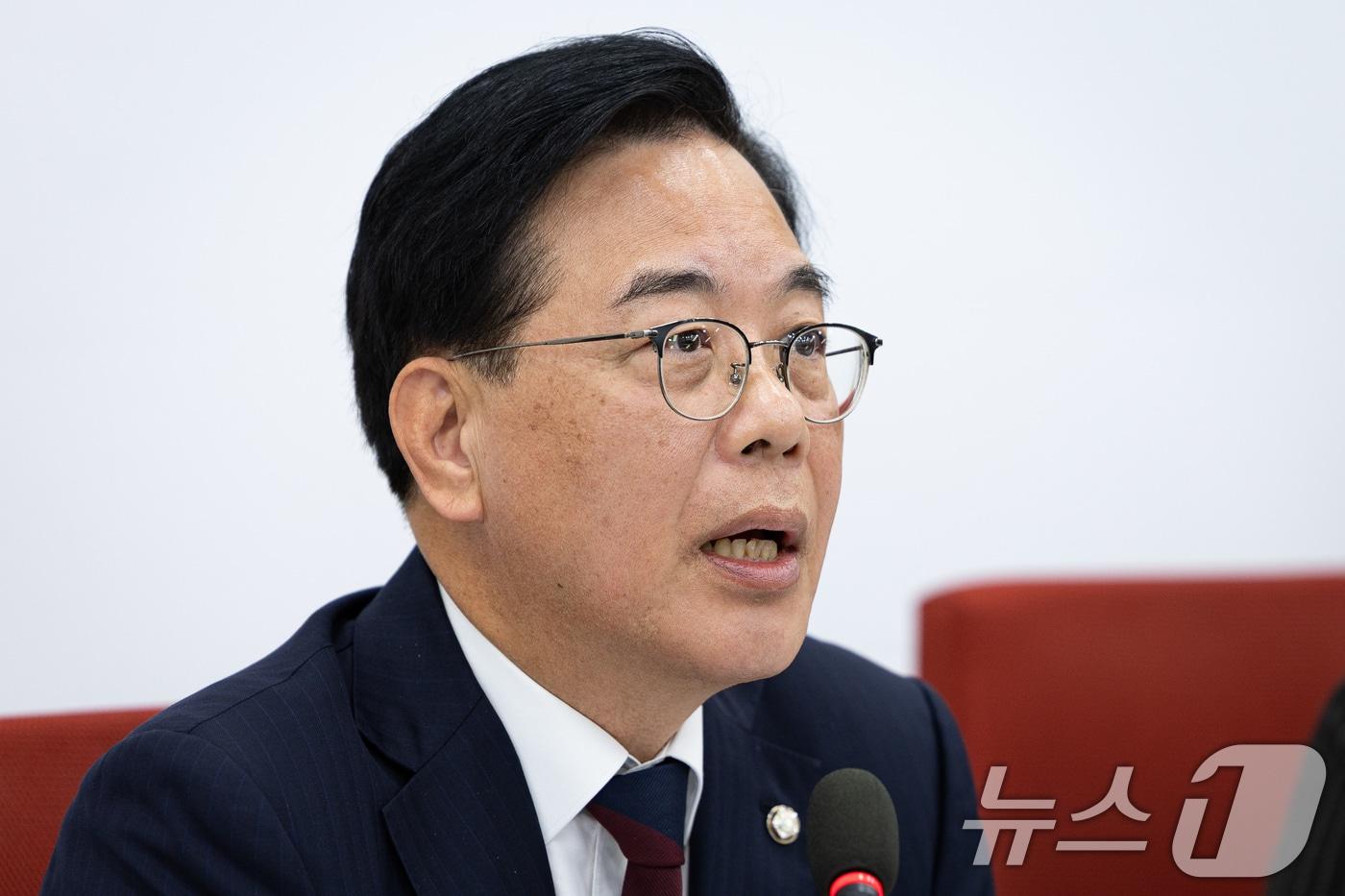 송언석 국민의힘 원내대표가 26일 서울 여의도 국회에서 중진 의원들과 비공개 회동을 마친 후 현안 관련 긴급 기자간담회를 하고 있다. 2025.11.26/뉴스1 ⓒ News1 유승관 기자