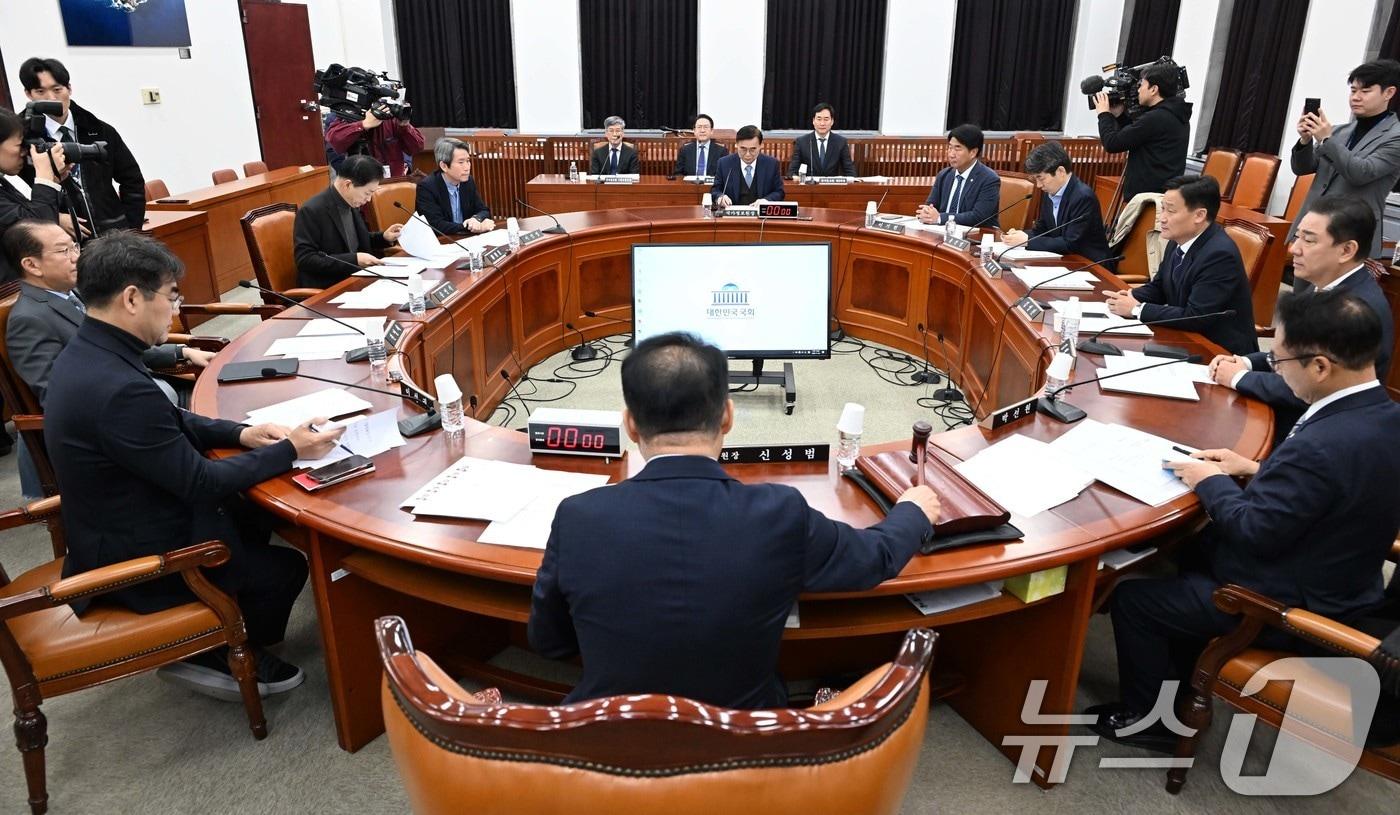 본문 이미지 - 신성범 위원장이 26일 서울 여의도 국회에서 열린 정보위원회 전체회의에서 의사봉을 두드리고 있다. 2025.11.26/뉴스1 ⓒ News1 국회사진기자단