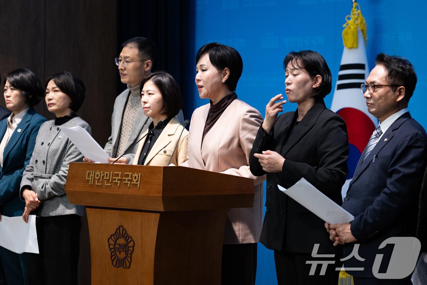 전현희 더불어민주당 3대특검종합대응특별위원회 총괄위원장을 비롯한 특위 위원들이 26일 서울 여의도 국회 소통관에서 오세훈 서울시장 명태균 여론조사 비용 대납 의혹 관련 기자회견을 하고 있다. 2025.11.26/뉴스1 ⓒ News1 유승관 기자