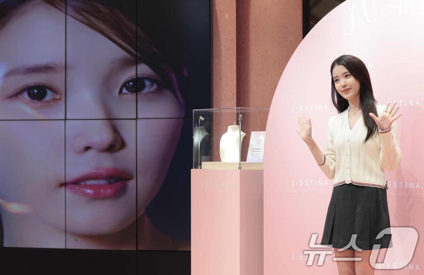 본문 이미지 - 지난해 11월 서울 송파구 잠실 롯데백화점에서 열린 주얼리 브랜드 제이에스티나(J.ESTINA)의 팝업스토어 오픈 기념 행사에 아이유가 참석한 모습. 2025.11.26 ⓒ 뉴스1 권현진 기자