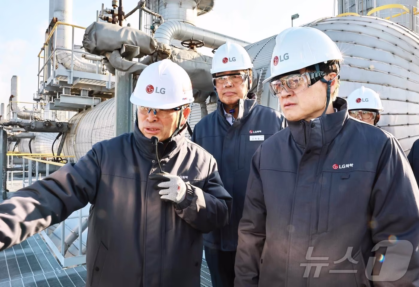 김정관 산업통상부 장관이 26일 오전 전남 여수시 여수산업단지에 소재한 LG화학 산업현장을 방문해 신학철 LG화학 부회장과 함께 현장 관계자의 이야기를 듣고 있다. (산업통상자원부 제공. 재판매 및 DB 금지) 2025.11.26/뉴스1