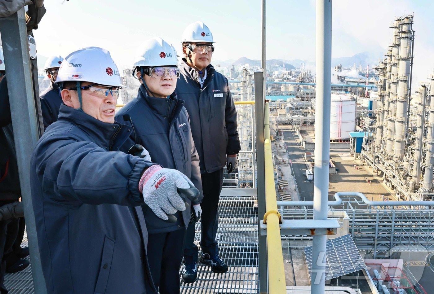 김정관 산업통상부 장관이 26일 오전 전남 여수시 여수산업단지에 소재한 LG화학 산업현장을 방문해 신학철 LG화학 부회장과 함께 현장을 점검하고 있다. &#40;산업통상자원부 제공. 재판매 및 DB 금지&#41; 2025.11.26/뉴스1