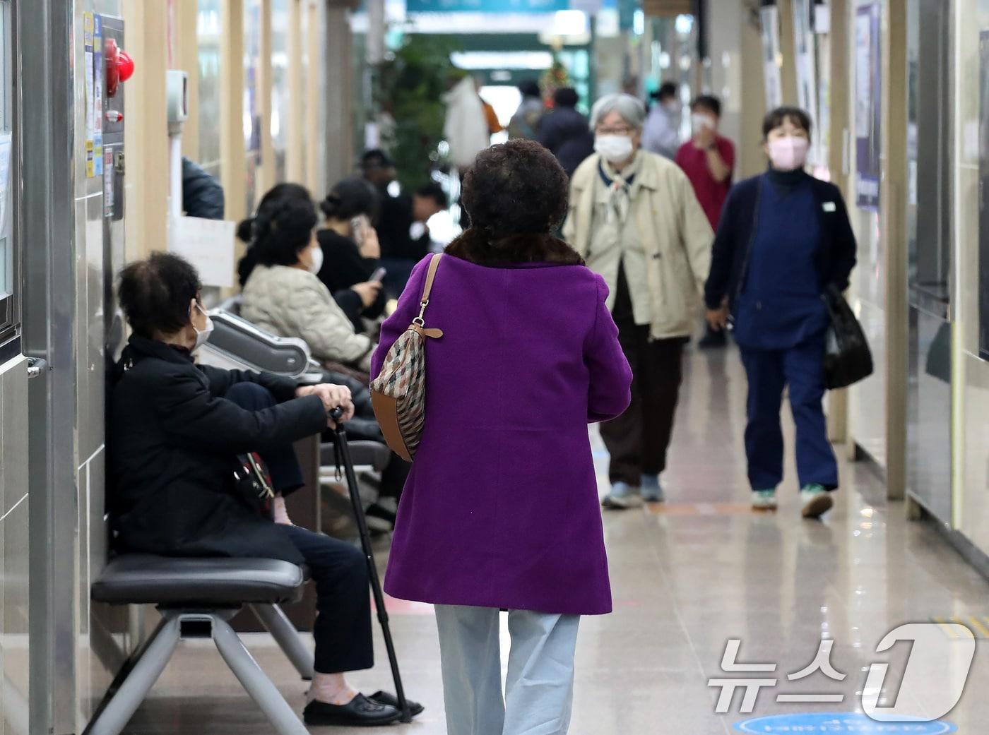 본문 이미지 - 독감 환자가 급증하고 있는 지난 26일 대구 중구의 한 병원을 찾은 환자들이 진료를 기다리고 있다. /뉴스1 ⓒ News1 공정식 기자