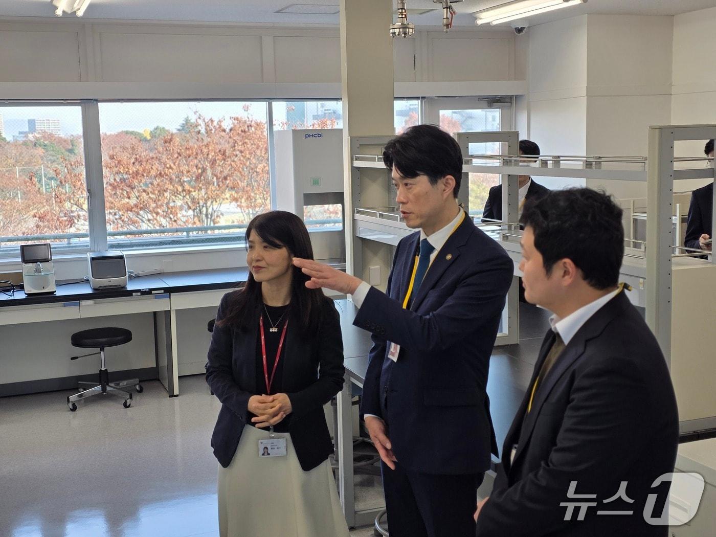 본문 이미지 - 노용석 중소벤처기업부 제1차관&#40;가운데&#41;. &#40;중기부 제공&#41;