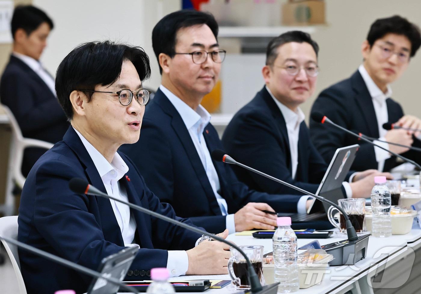 김정관 산업통상부 장관이 26일 오전 전남 여수시 한국산업단지공단 전남본부 대회의실에서 석유화학기업 관계자들이 참석한 가운데 열린 ‘여수지역 석유화학기업 간담회’를 주재하고 있다. &#40;산업통상자원부 제공. 재판매 및 DB 금지&#41; 2025.11.26/뉴스1