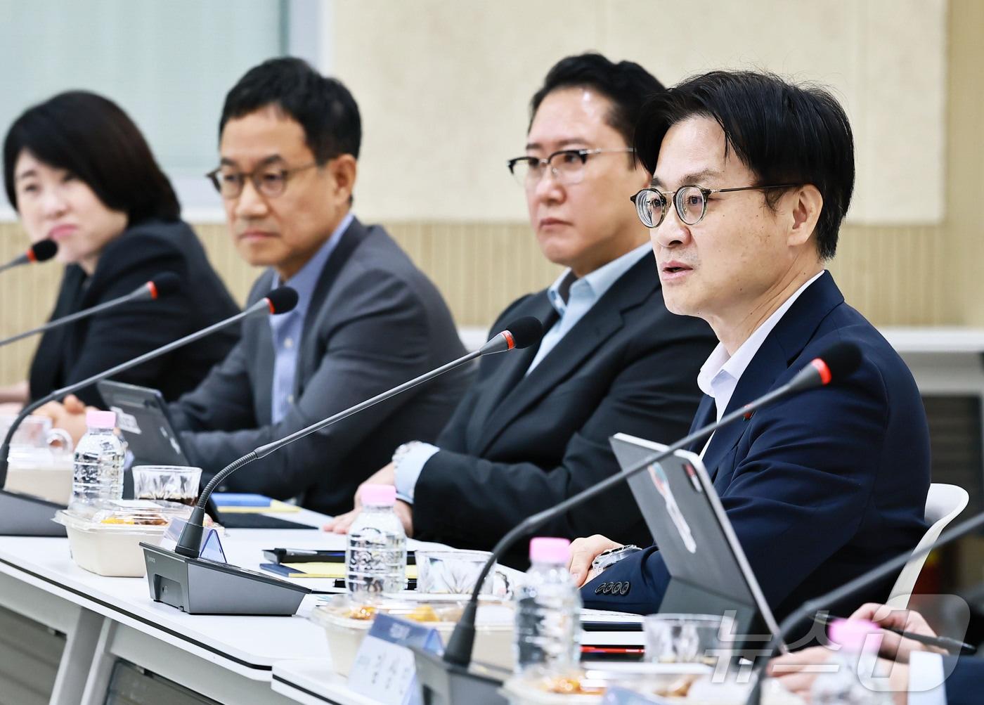 본문 이미지 - 김정관 산업통상부 장관이 26일 오전 전남 여수시 한국산업단지공단 전남본부 대회의실에서 석유화학기업 관계자들이 참석한 가운데 열린 ‘여수지역 석유화학기업 간담회’를 주재하고 있다. (산업통상자원부 제공. 재판매 및 DB 금지) 2025.11.26/뉴스1