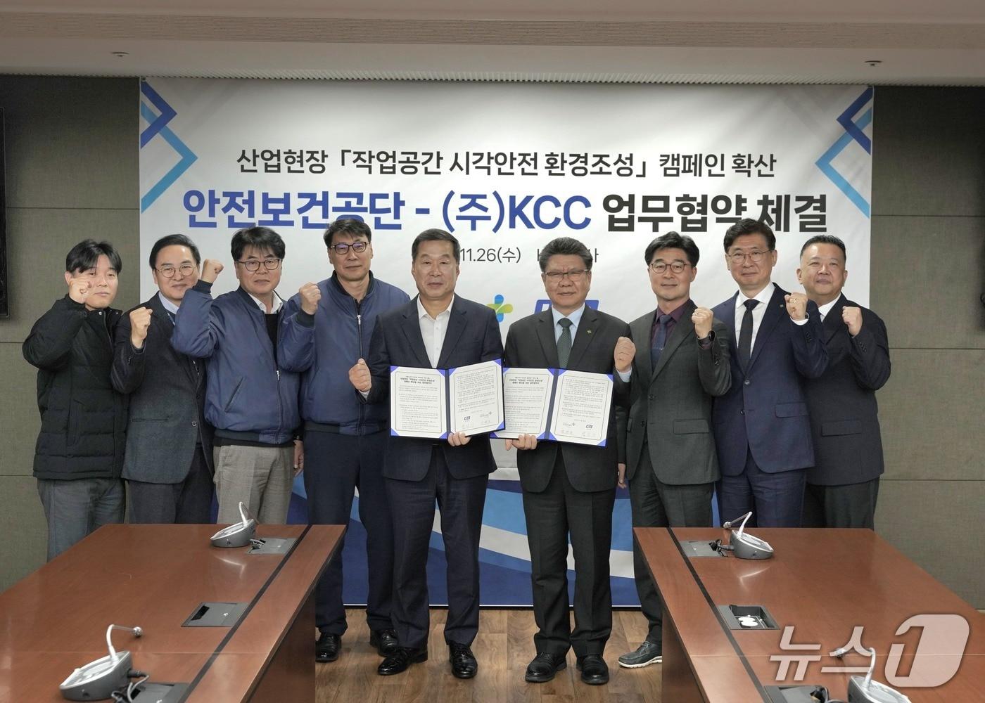 본문 이미지 - 26일 KCC본사에서 KCC 백창기 부사장&#40;왼쪽&#41;과 한국산업안전보건공단 김현중 이사장 등이 참석한 가운데 &#39;시각안전 환경조성&#39; 업무협약&#40;MOU&#41;이 체결됐다. &#40;KCC 제공. 재판매 및 DB금지&#41;