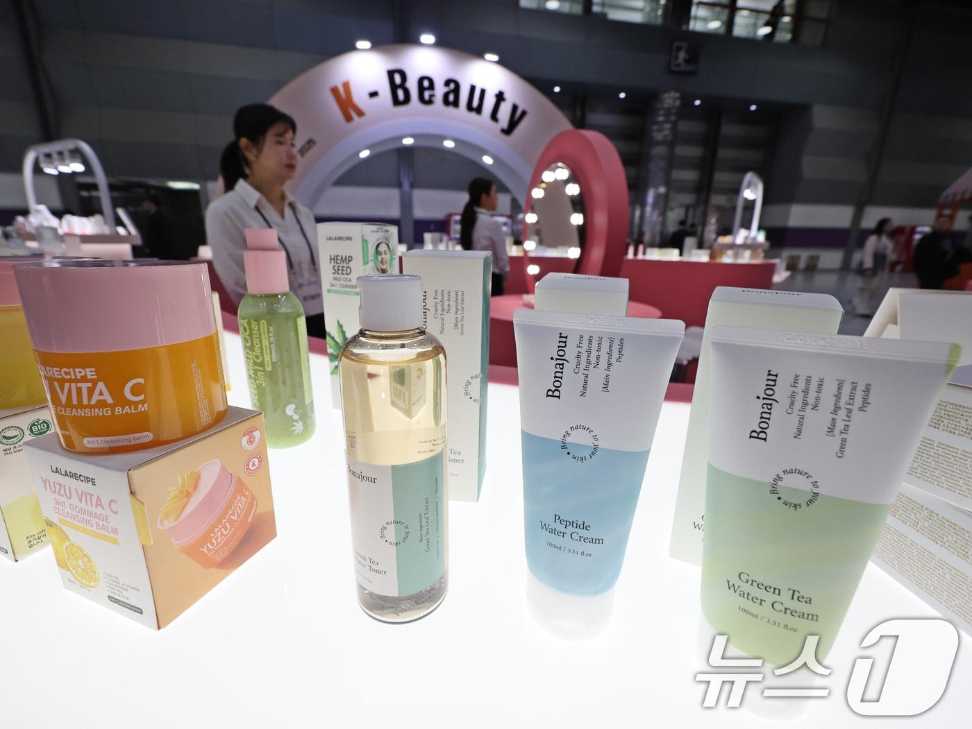 본문 이미지 - 26일 서울 강남구 코엑스에서 열린 &#39;제18회 KITA 해외마케팅 종합대전&#39;에 화장품이 진열돼 있다. 2025.11.26/뉴스1 ⓒ News1 황기선 기자