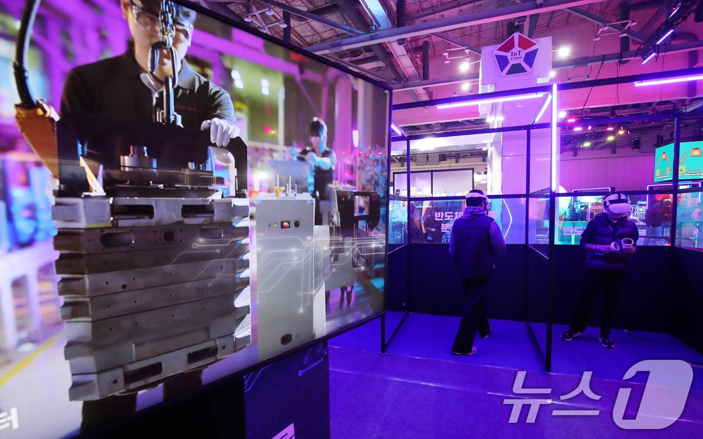 26일 부산 해운대구 벡스코 제1전시장에서 열린 &#39;제2회 코-쇼&#40;CO-SHOW&#41;&#39;에서 관람객들이 반도체 장비를 분해하는 체험을 하고 있다.. 2025.11.26/뉴스1 ⓒ News1 윤일지 기자