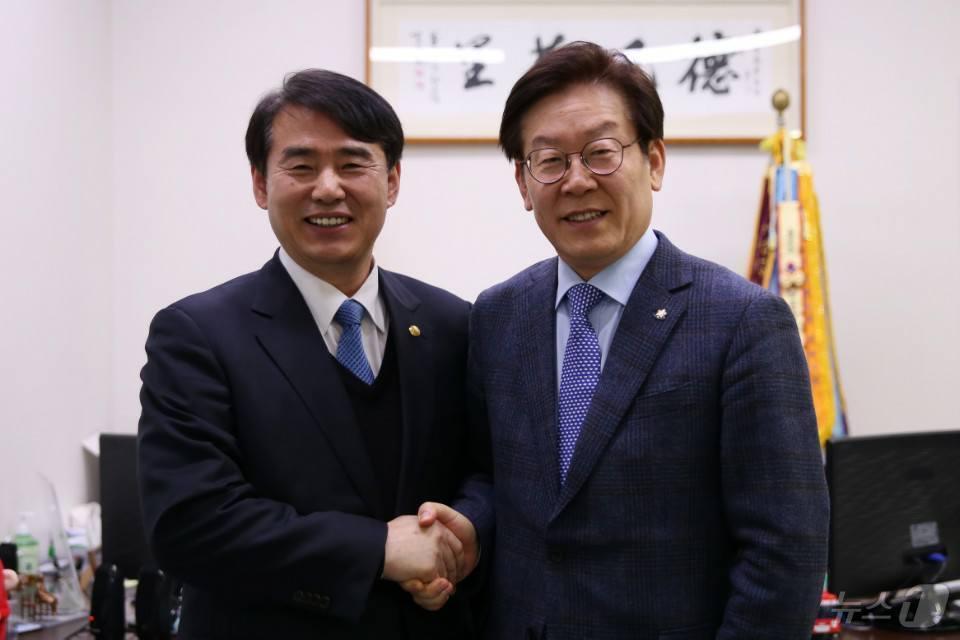 본문 이미지 - 이정선 광주교육감이 2018년 지방선거 출마를 앞두고 이재명 당시 성남시장을 만나 악수하고 있다.&#40;이정선 SNS. 재배포 및 DB 금지&#41;