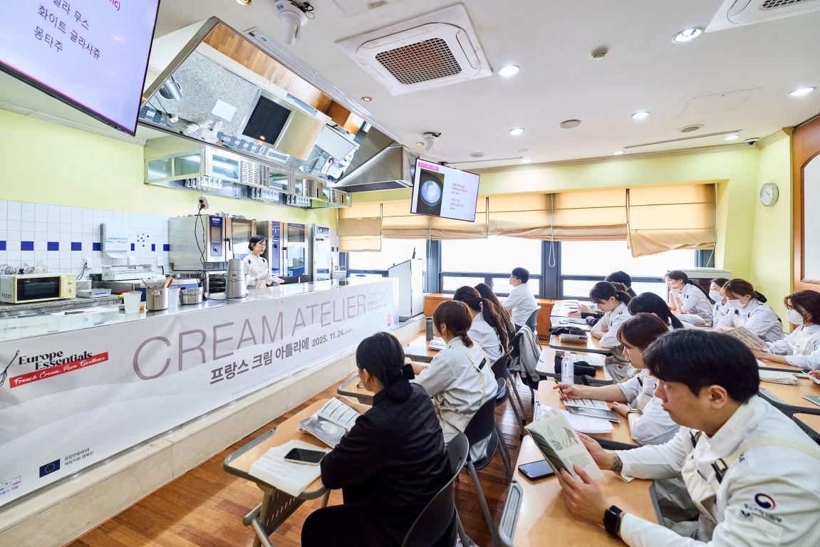 본문 이미지 - 김희정 셰프의 '엉트르메 블랑' 실연 진행 모습 /  크림 아틀리에 제공