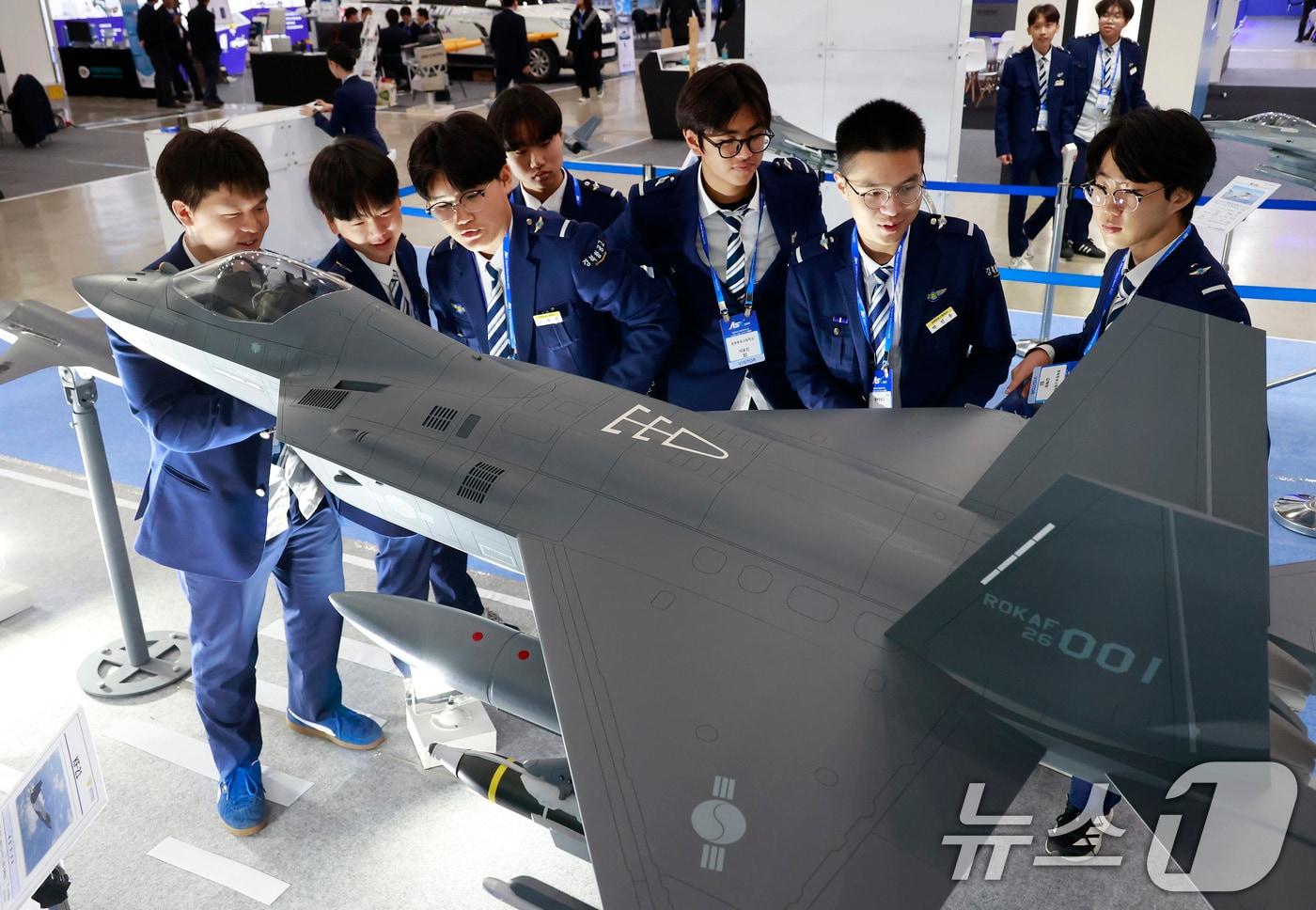 지난 26일 대구 북구 엑스코&#40;EXCO&#41;에서 개막한 &#39;2025 대한민국 미래공항엑스포&#39;를 찾은 학생들이 공군 부스에 전시된 차세대 전투기 KF-21 모형을 살펴보고 있다. 2025.11.26/뉴스1 ⓒ News1 공정식 기자