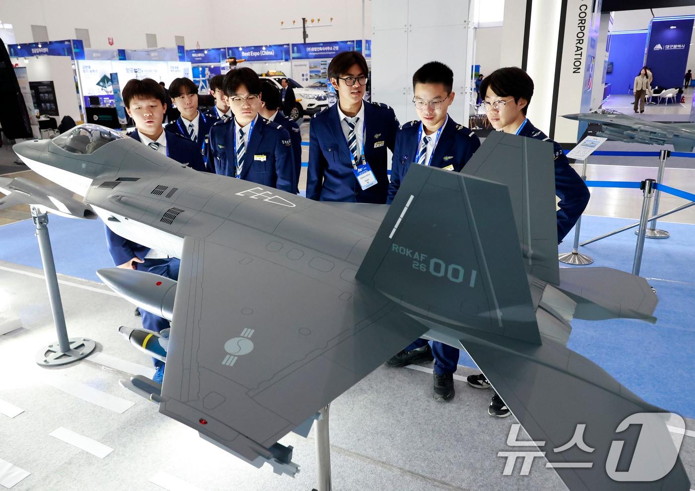 본문 이미지 - 지난해 대구 북구 엑스코(EXCO)에서 진행된 '2025 대한민국 미래공항엑스포'를 찾은 관람객들이 공군 부스에 전시된 차세대 전투기 KF-21 모형을 살펴보고 있다. ⓒ 뉴스1 공정식 기자