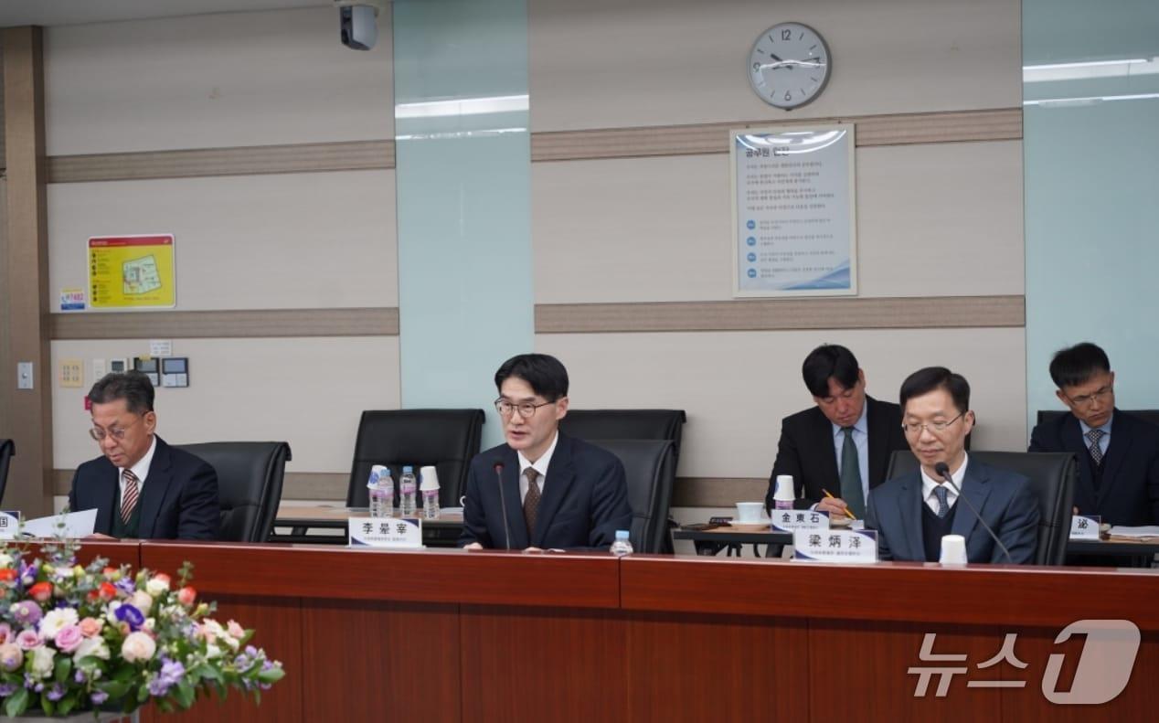 본문 이미지 - 이훈재 대구본부세관장 직무대리&#40;가운데&#41;가 중국 남경해관 대표관과의 교류협력회의에 앞서 인사말을 하고 있다.&#40;대구본세관 제공, 재판매 및 DB 금지&#41;