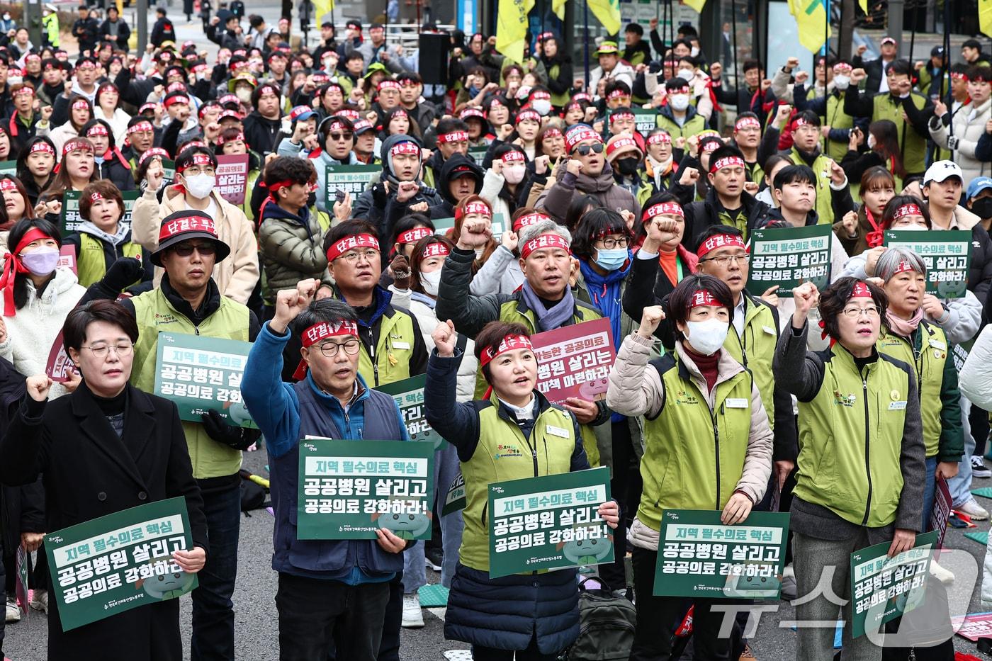 전국보건의료산업노동조합 조합원들이 26일 서울 영등포구 국회 앞에서 열린 지속가능한 보건의료체계, 공공의료 확충을 위한 결의대회에서 구호를 외치고 있다. 2025.11.26/뉴스1 ⓒ News1 김도우 기자