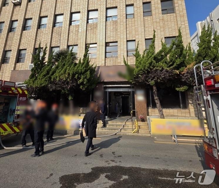 본문 이미지 - 26일 부산 서구 한 회사건물 지하 1층에 있는 냉동창고에서 암모니아가 누출돼 경찰 및 소방이 출동했다. 사진은 소방차를 동원해 사고현장 정화작업을 하는 모습 (경찰 제공. 재판매 및 DB금지)