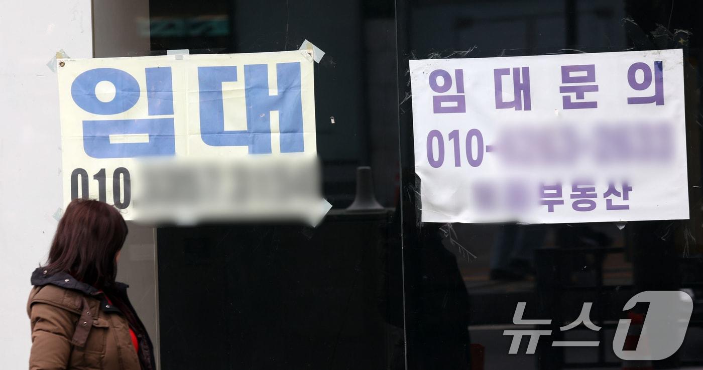 본문 이미지 - 사진은 26일 서울 종로의 한 상가에 걸린 임대 현수막 모습. 2025.11.26 ⓒ 뉴스1 김명섭 기자