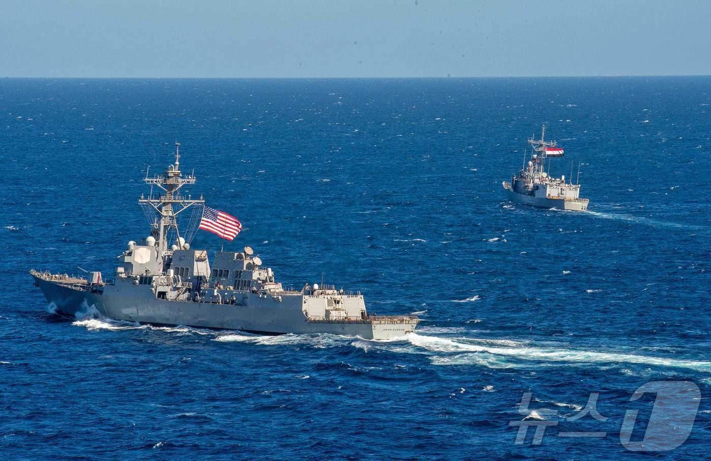 미 해군 구축함 'USS 제이슨 더넘과 이집트 해군 호위함인 'ENS 알렉산드리아'가 2022년 2월 7일 홍해에서 열린 국제 해상 훈련에 참가해 기동 작전 훈련을 수행하고 있다. 2022.02.07./뉴스1 ⓒ AFP=뉴스1 ⓒ News1 이창규 기자
