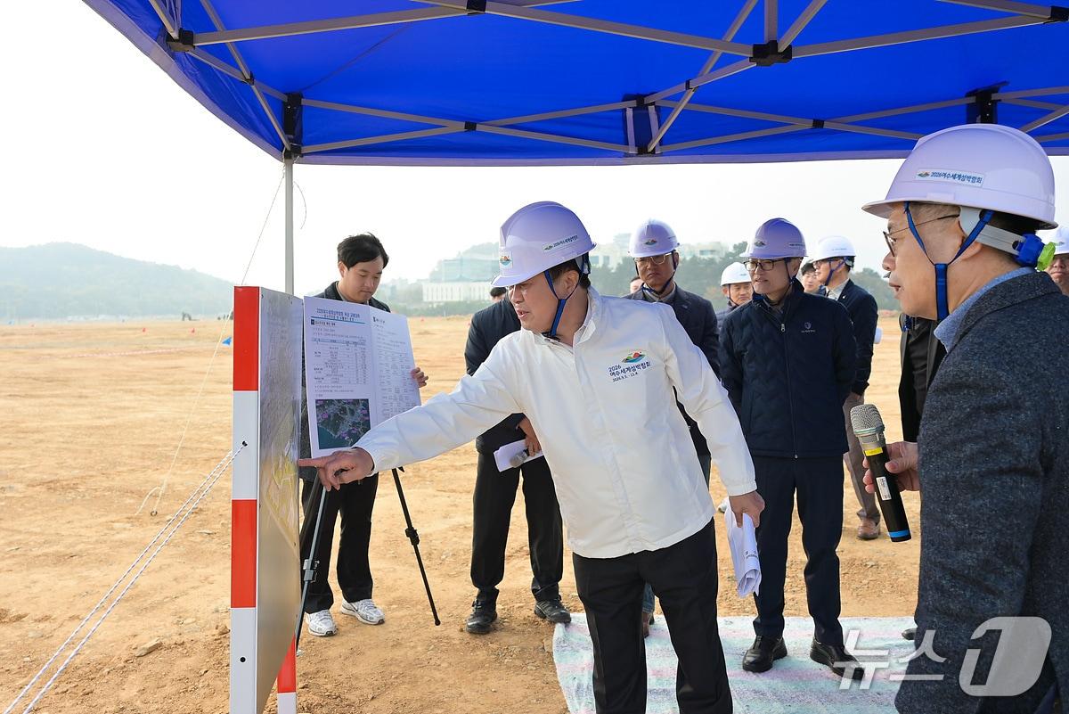 본문 이미지 - 정기명 여수시장이 지난 25일 2026여수세계섬박람회 주행사장을 찾아 현장 브리핑을 진행하고 있다. &#40;여수시 제공. 재판매 및 DB금지&#41;