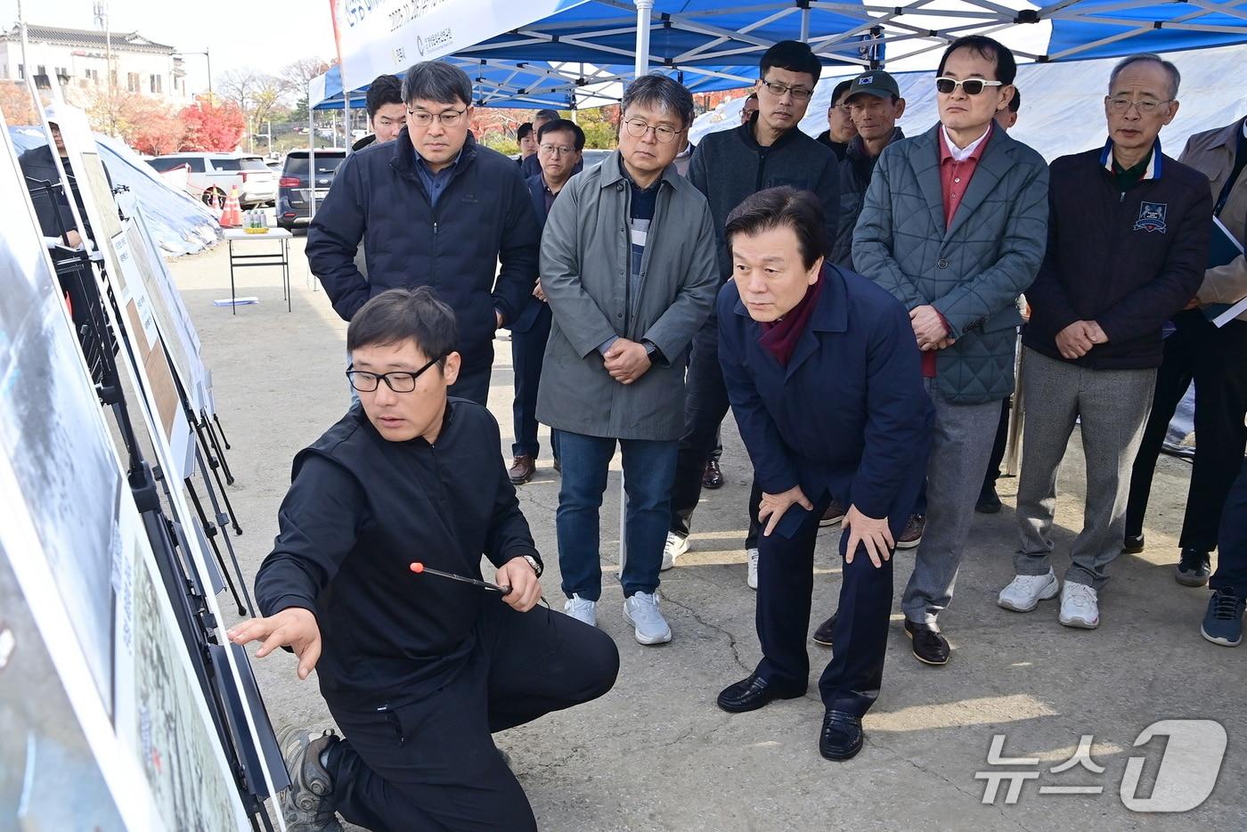 진주성 대사지 정밀 발굴조사 현장보고회가 26일 현장에서 개최되고 있다(진주시 제공. 재판매 및 DB금지).