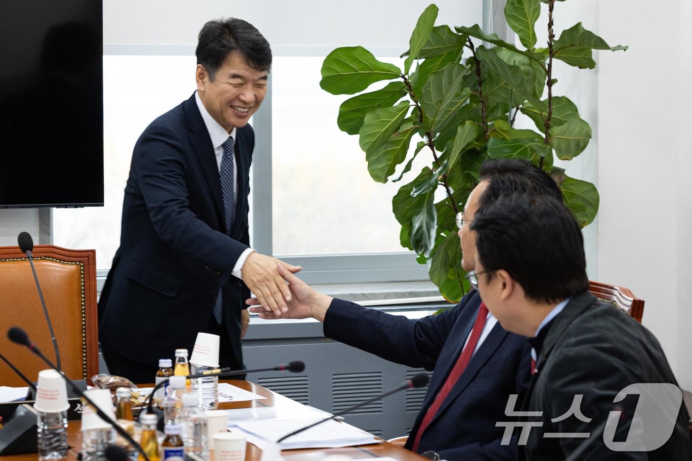 문진석 국회운영개선소위원장&#40;더불어민주당 원내운영수석부대표&#41;과 유상범 국민의힘 원내수석부대표가 지난 11월 26일 서울 여의도 국회에서 열린 제429회 국회&#40;정기회&#41; 운영위원회 제2차 국회운영개선소위원회에서 인사하고 있다. 2025.11.26/뉴스1 ⓒ News1 유승관 기자