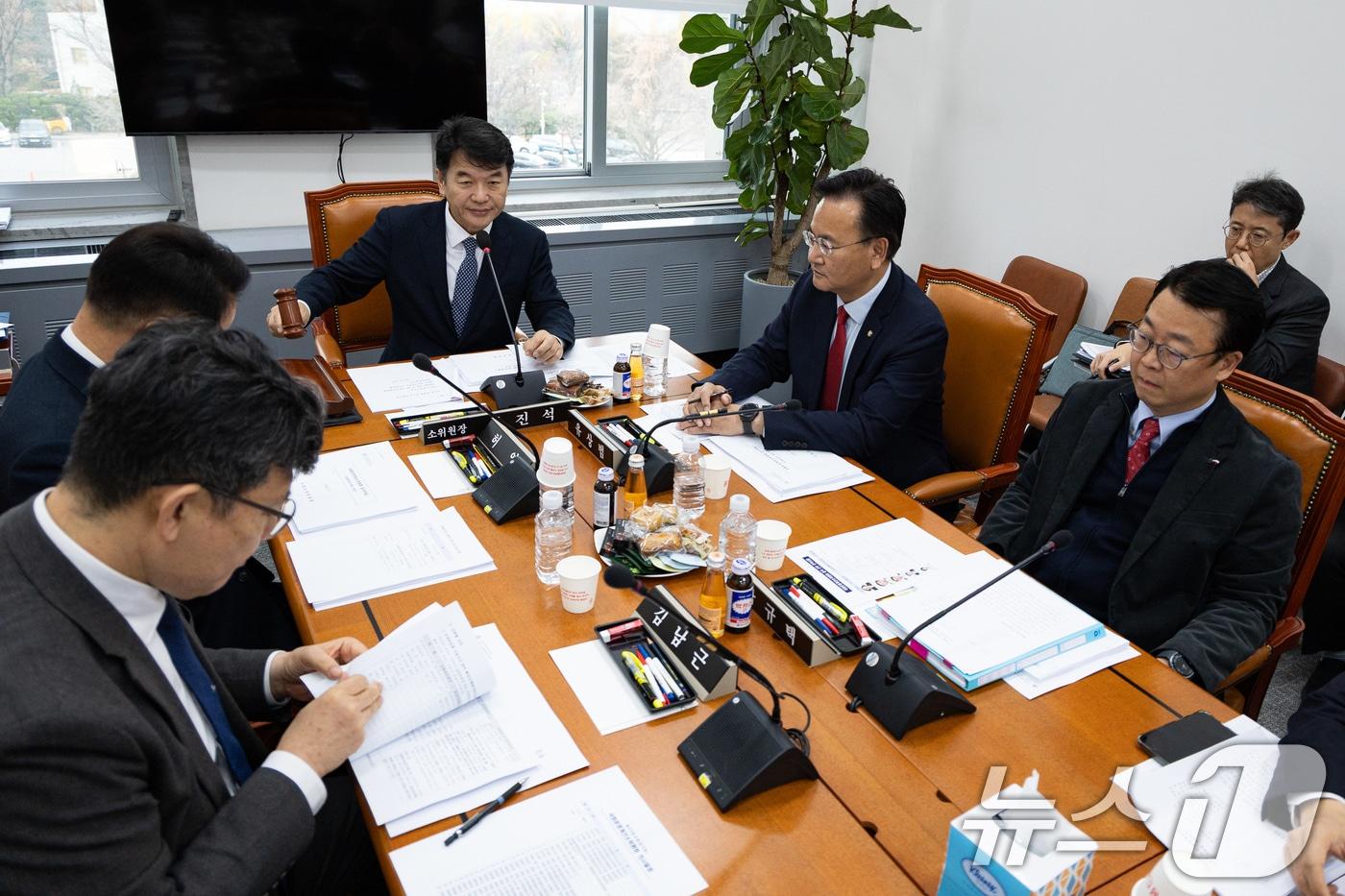 문진석 국회운영개선소위원장이 26일 서울 여의도 국회에서 열린 제429회 국회&#40;정기회&#41; 운영위원회 제2차 국회운영개선소위원회에서 의사봉을 두드리고 있다. 2025.11.26/뉴스1 ⓒ News1 유승관 기자