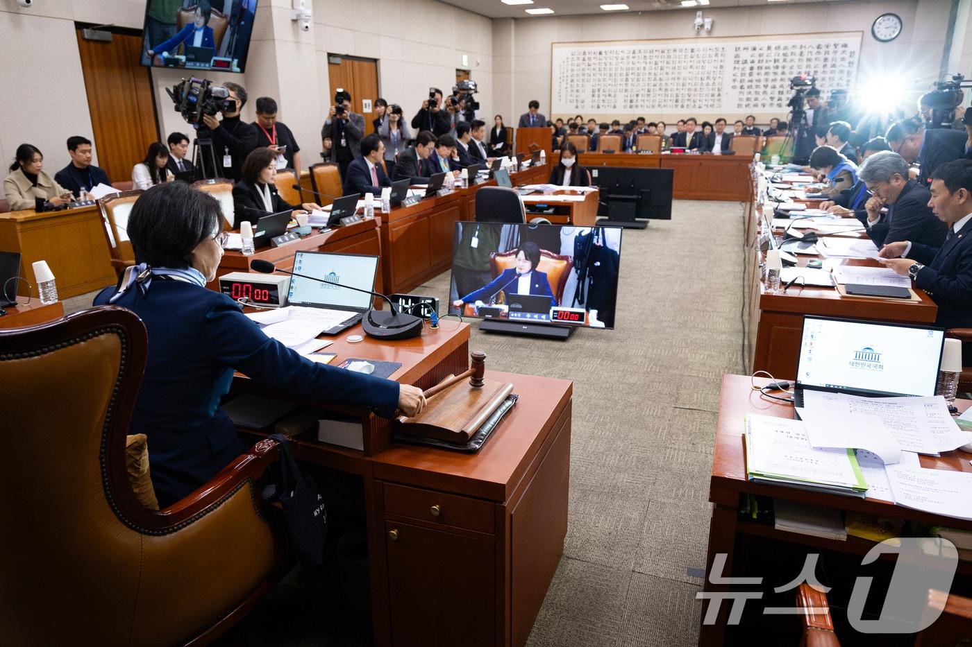 추미애 국회 법제사법위원장이 26일 서울 여의도 국회에서 열린 제429회 국회&#40;정기회&#41; 법제사법위원회 제15차 전체회의에서 의사봉을 두드리고 있다. 2025.11.26/뉴스1 ⓒ News1 유승관 기자