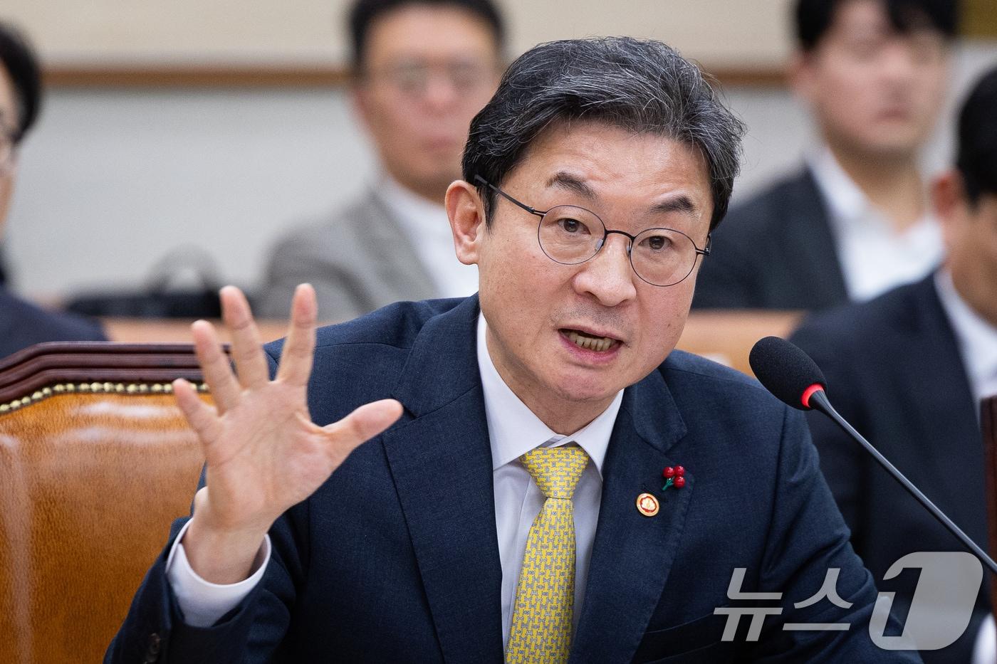 이억원 금융위원장이 26일 서울 여의도 국회에서 열린 제429회 국회&#40;정기회&#41; 법제사법위원회 제15차 전체회의에서 의원 질의에 답하고 있다. 2025.11.26/뉴스1 ⓒ News1 유승관 기자