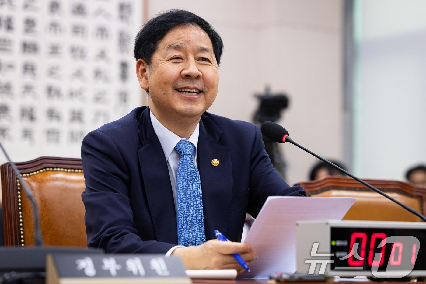 구윤철 경제부총리 겸 기획재정부 장관이 26일 서울 여의도 국회에서 열린 제429회 국회&#40;정기회&#41; 법제사법위원회 제15차 전체회의에서 의원 질의에 답하고 있다. 2025.11.26/뉴스1 ⓒ News1 유승관 기자