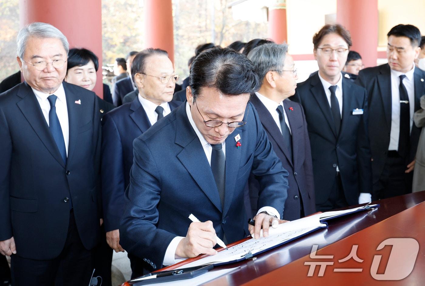 김민석 국무총리가 지난 26일 광주 북구 국립5·18민주묘지를 방문해 참배 전 방명록을 쓰고 있다. 2025.11.26/뉴스1 ⓒ News1 김태성 기자