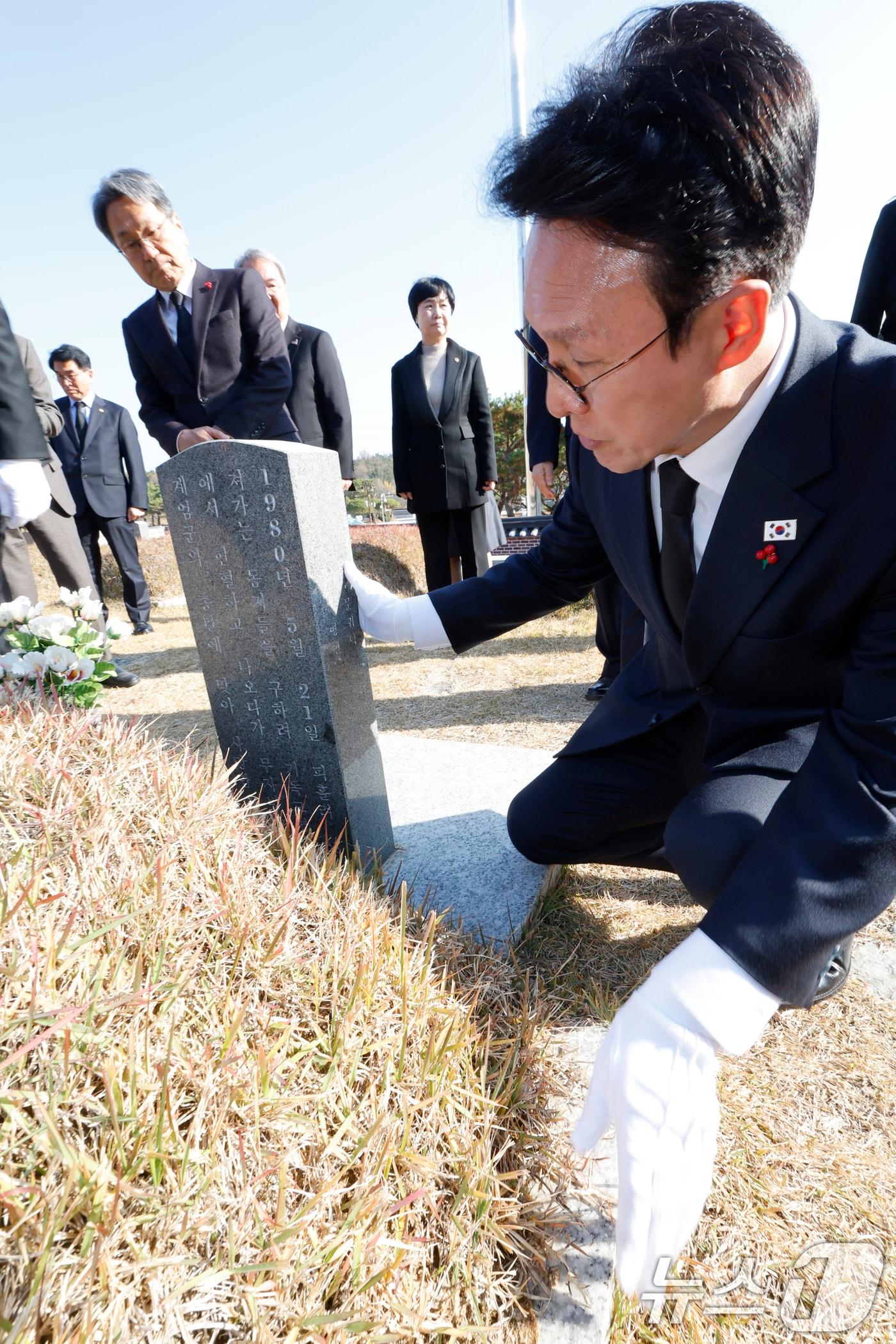 본문 이미지 - 김민석 국무총리가 26일 광주 북구 국립5·18민주묘지를 찾아 박금희 열사 묘역을 참배하고 있다. 2025.11.26/뉴스1 ⓒ News1 김태성 기자