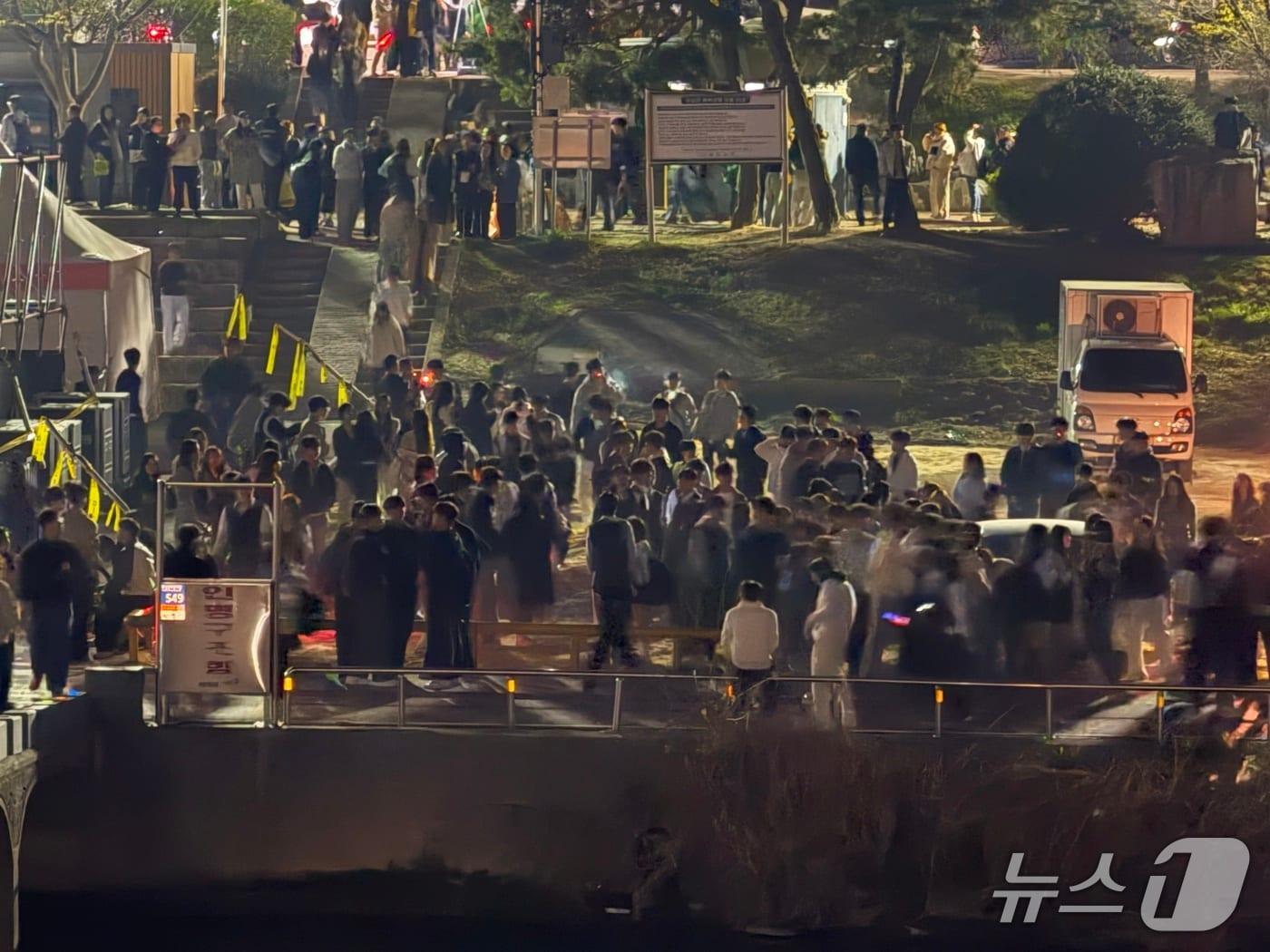 본문 이미지 - 청주예술제 야외 행사장서 청소년 집단 흡연 장면.&#40;홍순철 의원 제공&#41;/뉴스1