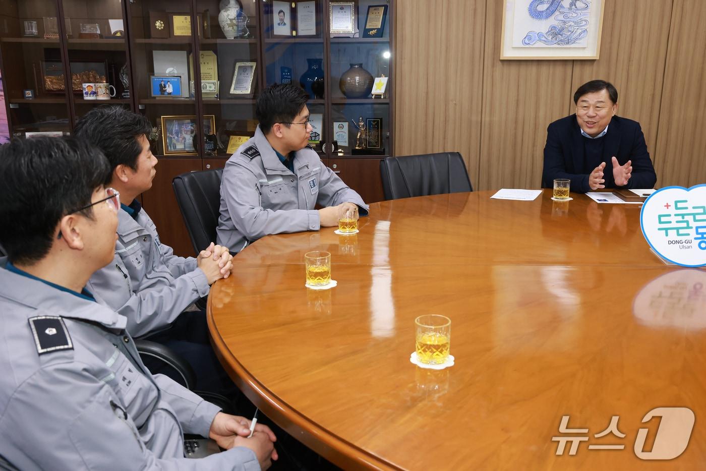 울산 동구는 26일 구청장실에서 김종훈 동구청장과 허규 울산경찰청 기동순찰대장 등이 참석해 연말연시를 맞아 주민 안전을 위한 치안 강화 방안 마련 간담회를 가졌다.&#40;울산 동구 제공. 재판매 및 DB금지&#41;/뉴스1