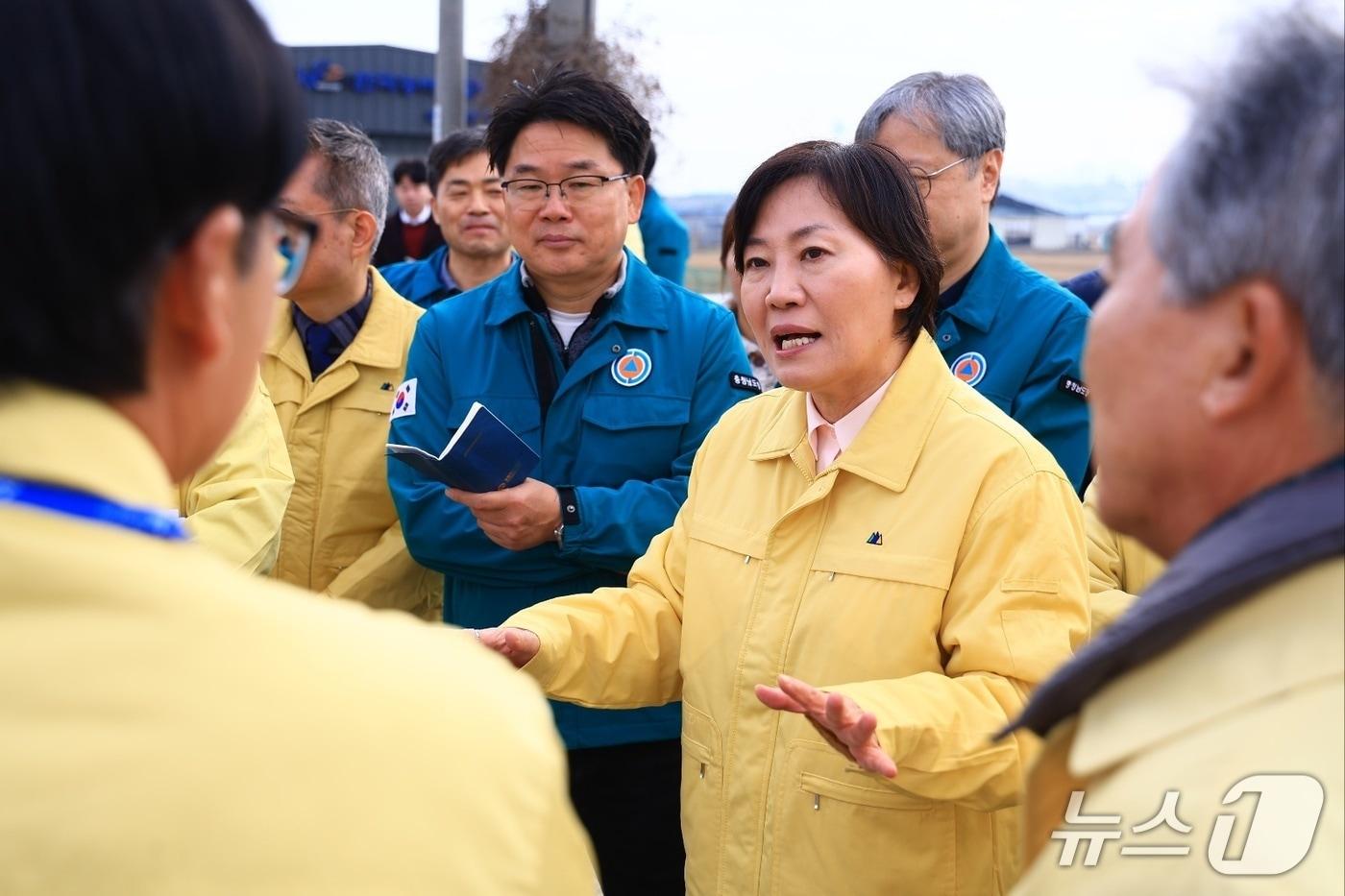 송미령 장관이 26일 충남 아산시 소재 계란유통센터&#40;식용란선별포장업소&#41;와 곡교천을 방문해 가금농장 방역관리 상황과 철새도래지 출입통제 관리 실태를 점검했다. &#40;농식품부 제공&#41; /2025.11.26/ 